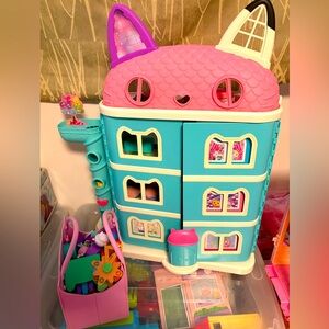 Gabby dollhouse and all characters and accessories/ furniture